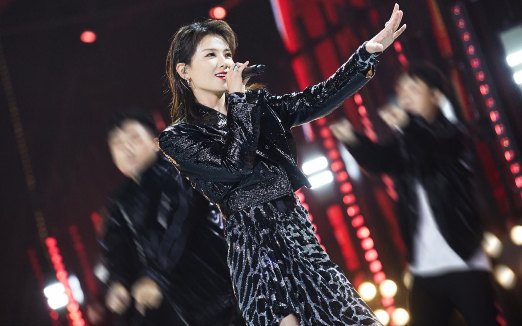 老娘不装了!刘涛演唱《大风吹》简直飒气十足,一开口吊打刘惜君