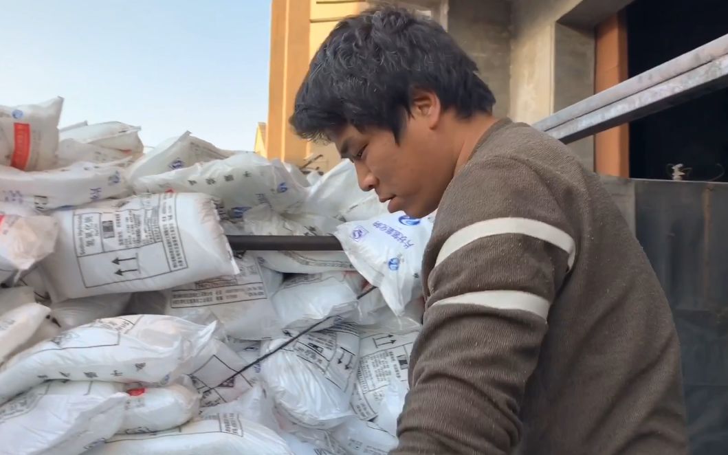 疫情快结束了网吧大神憨哥出去干活一下午挣200,休息那么久体力还是