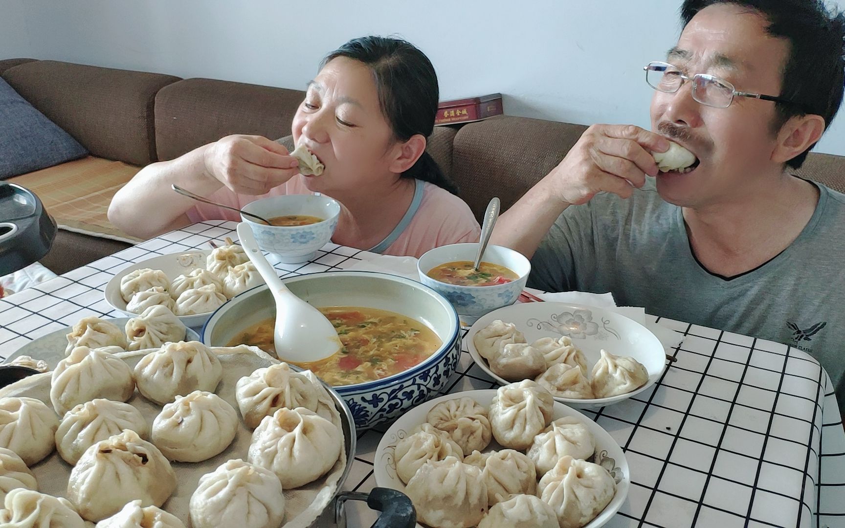 [图]二斤牛肉蒸五十个牛肉香葱小笼包子，无肉不欢老两口喝着鸡蛋汤吃牛肉包