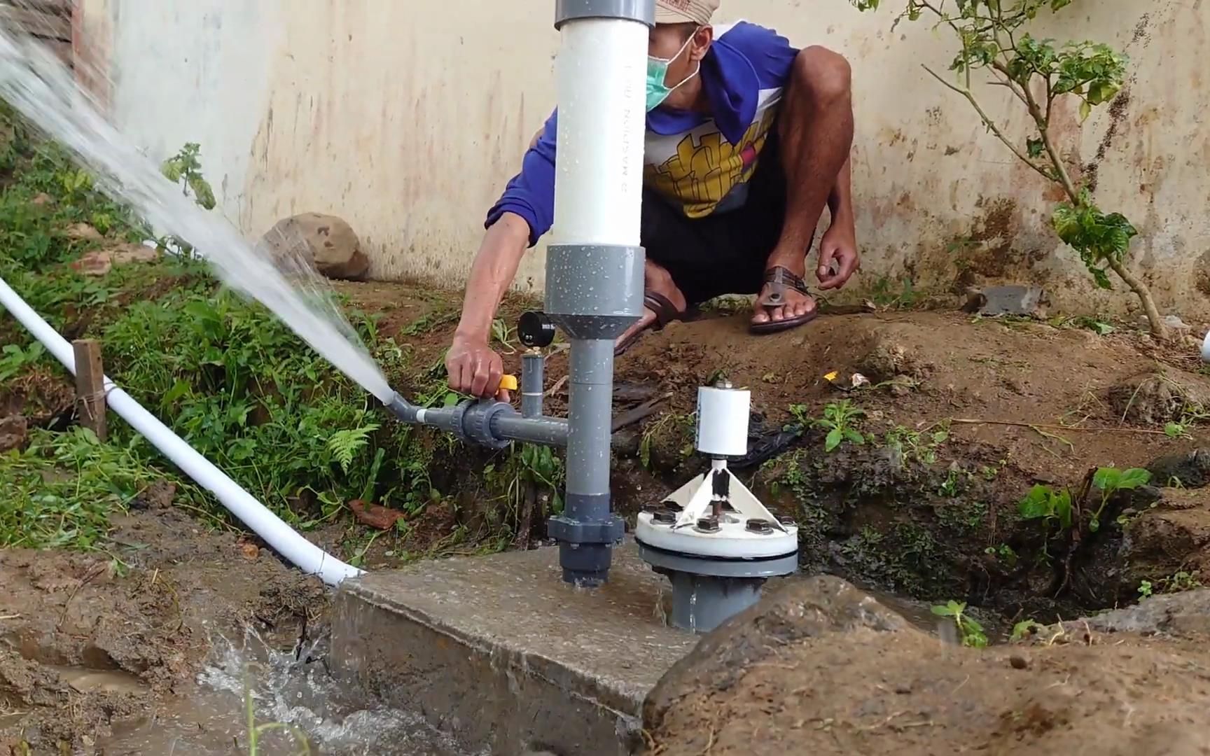 农村小伙用水管制作抽水装置,不用电就可以抽水简直太不可思议了