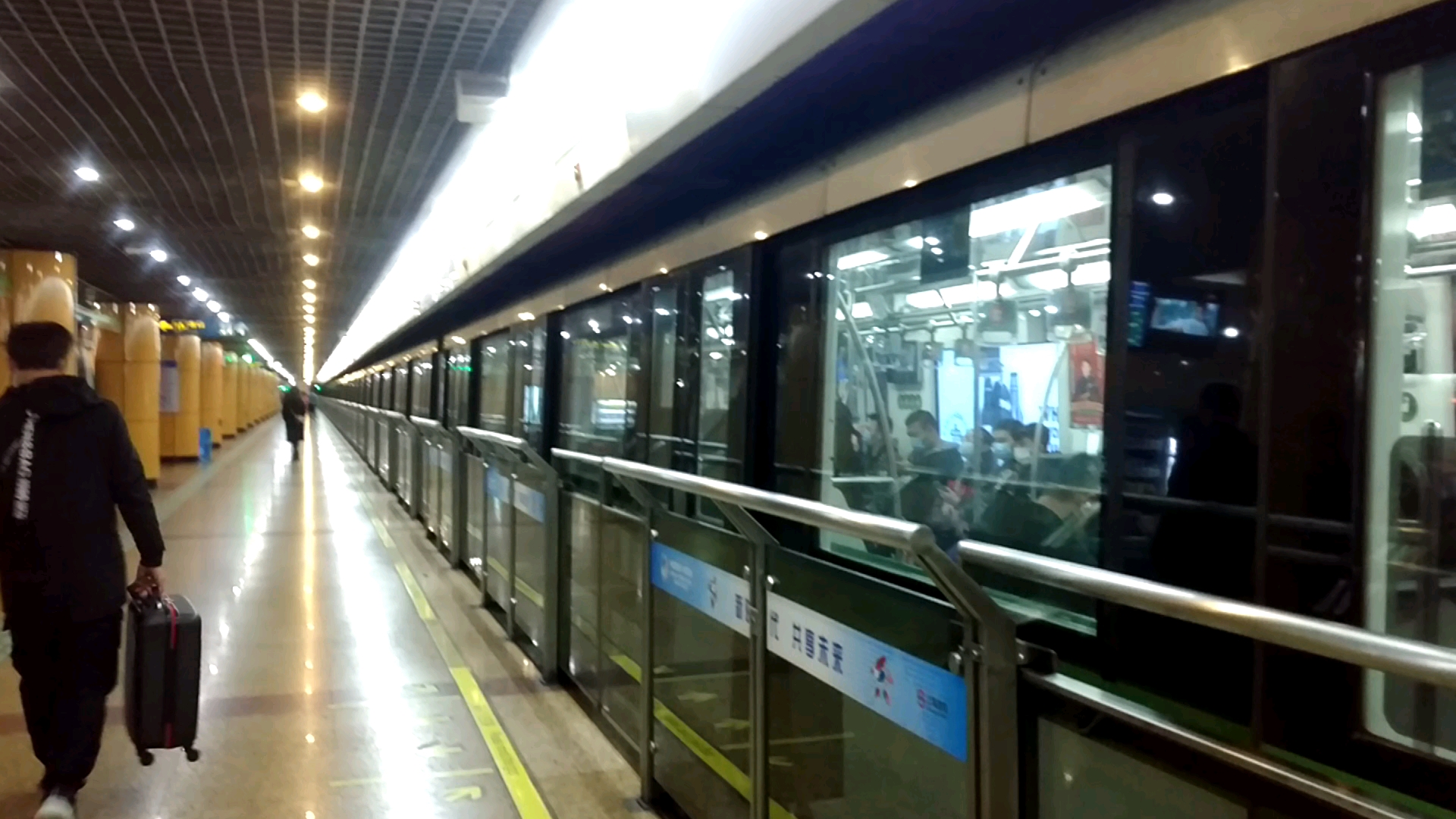 上海地铁2号线小鲶鱼图片