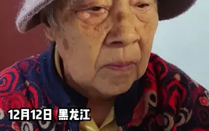 Скачать видео: 85岁老人患阿尔兹海默症日常却很听话配合，嘴里常说“服从领导” 。