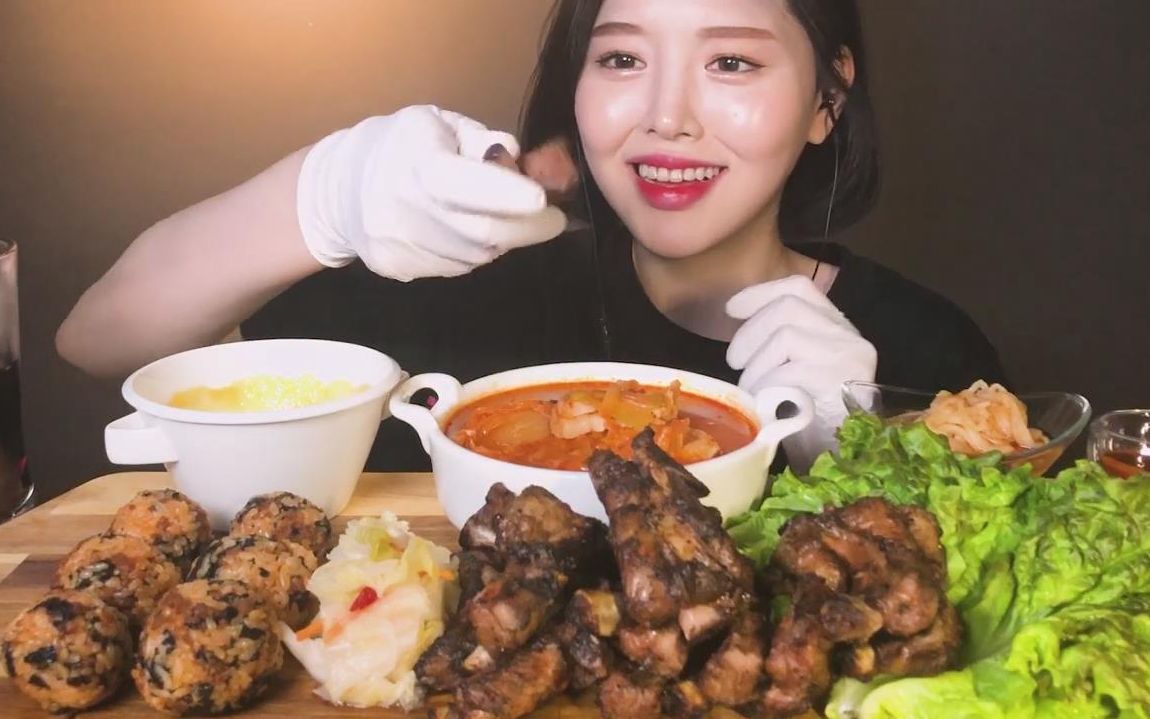 韩国美女吃播文福姬小姐姐奶酪满满的背排骨reald吃播泡菜汤和石骨