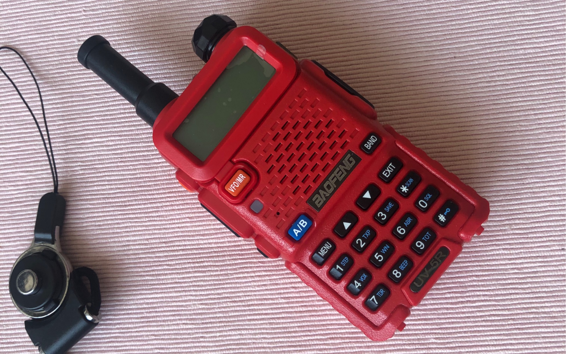 一只宝峰uv-5r红色版引起了你的注意