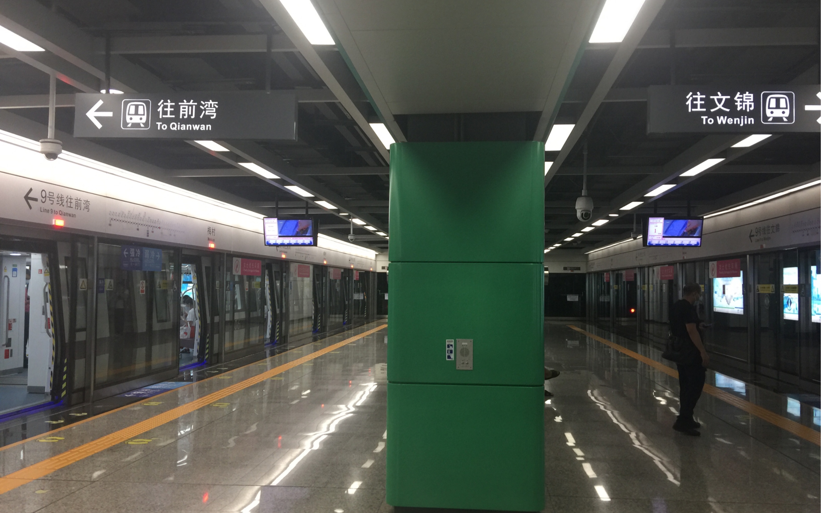 深圳地铁9号线梅村站电梯