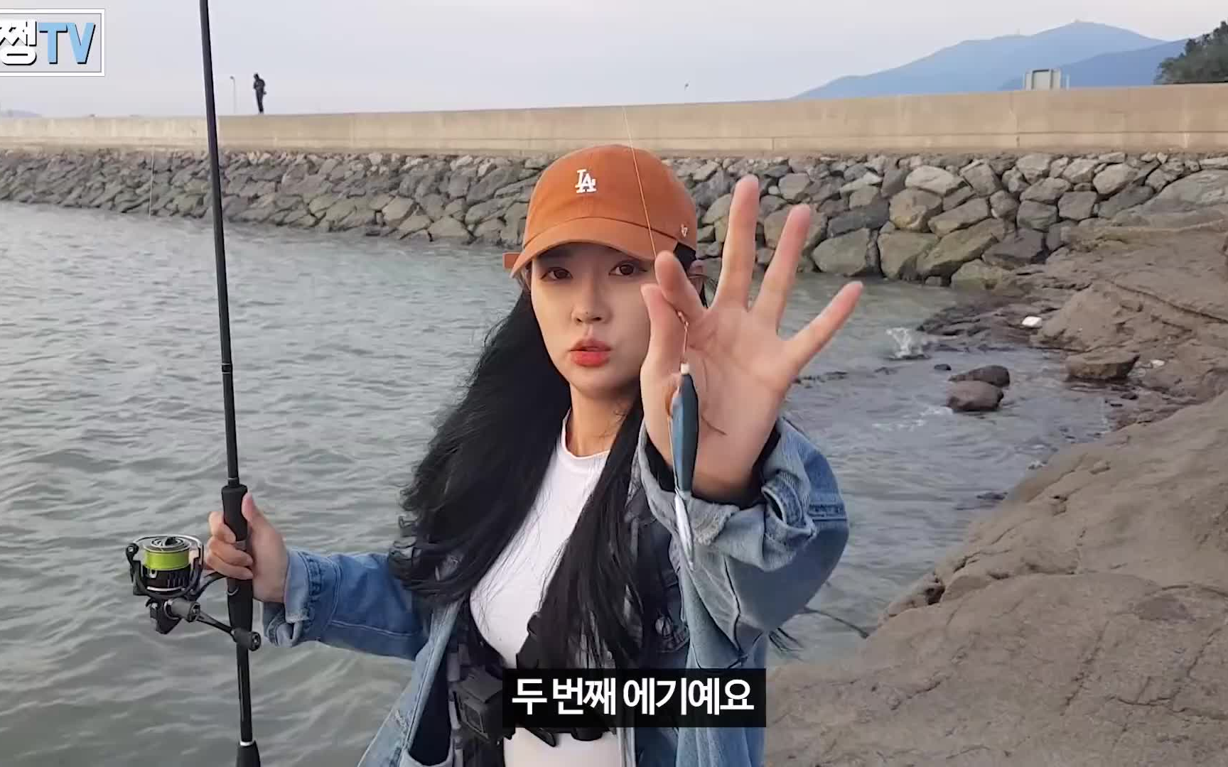 小姐姐的路亚钓鱼日常 钓鱼不成反丢一个饵 [安贞恩]