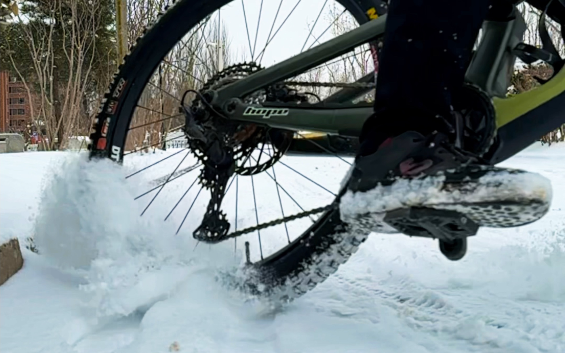 自行车雪地漂移