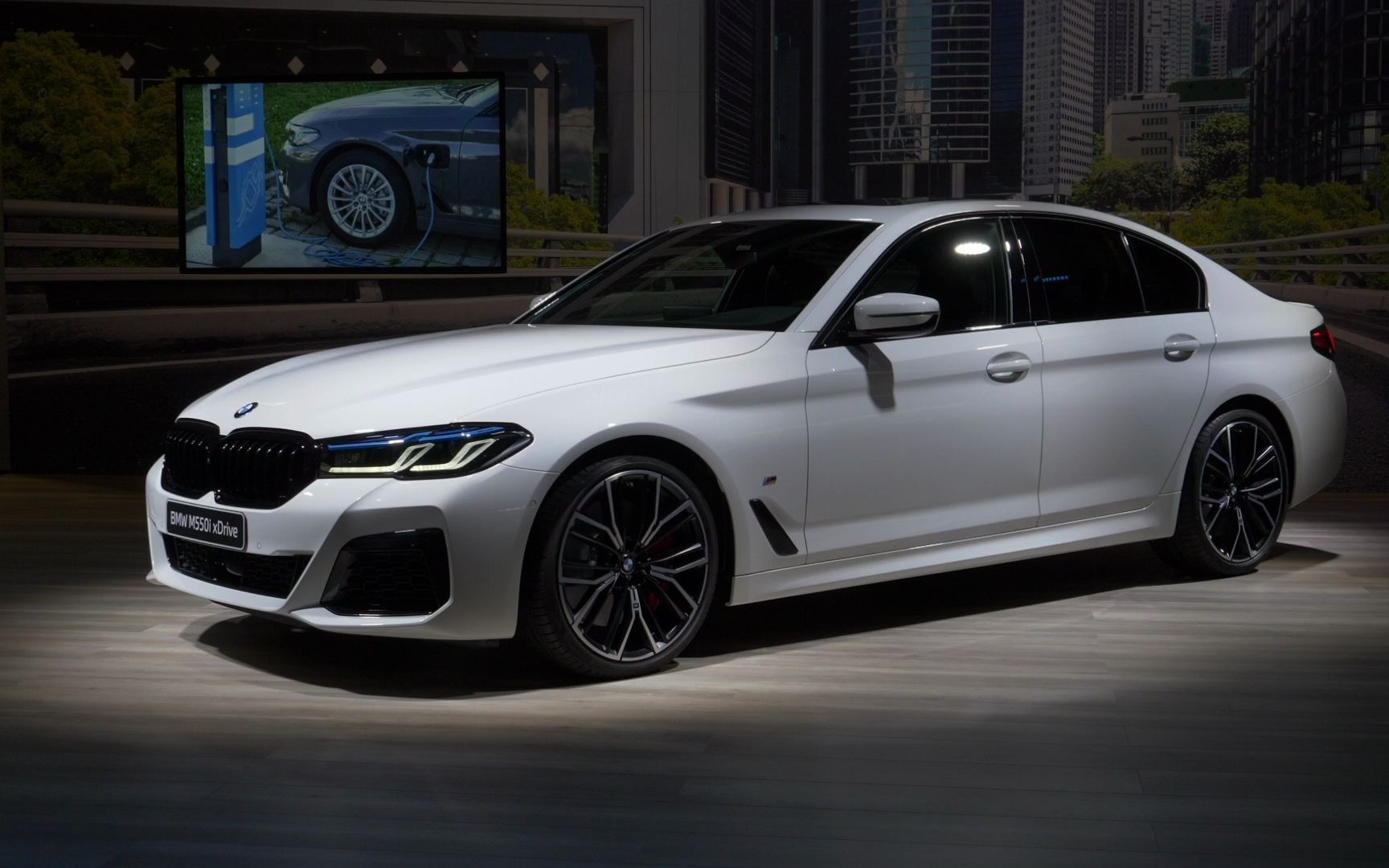 2021宝马5系540im和m550ixdrive对比测评德国测评