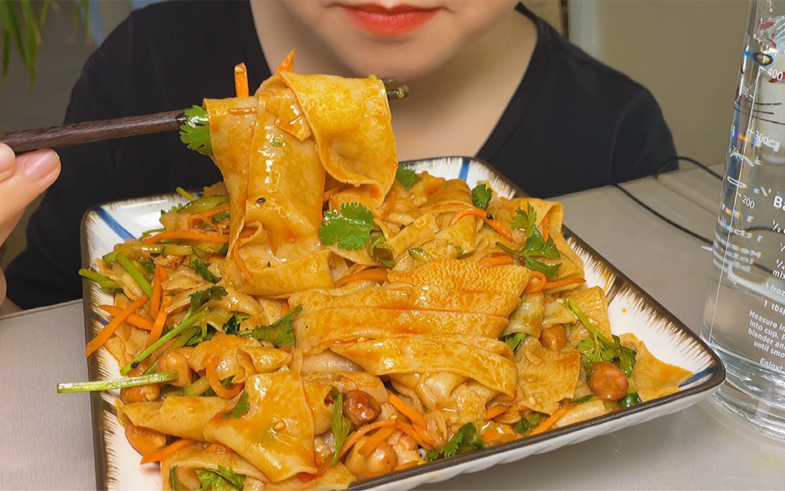 今天吃麻酱面皮实惠好吃