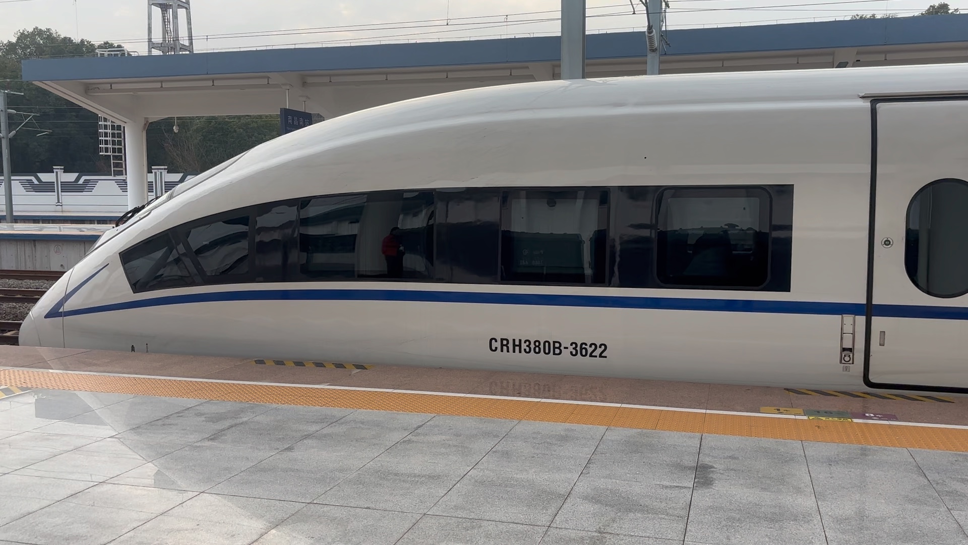 CRH380B广州北站出站图片