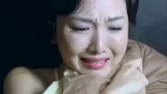 劫匪拉开裤链压在女人身上，并当着丈夫的面侵犯，甚至在没放过门外5岁的女儿《守法公民》