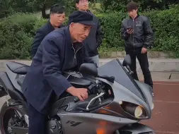 Скачать видео: 80岁正是闯的年纪，八旬老人骑摩托车超拉风，网友：压不住三高的年纪，压住了弯。