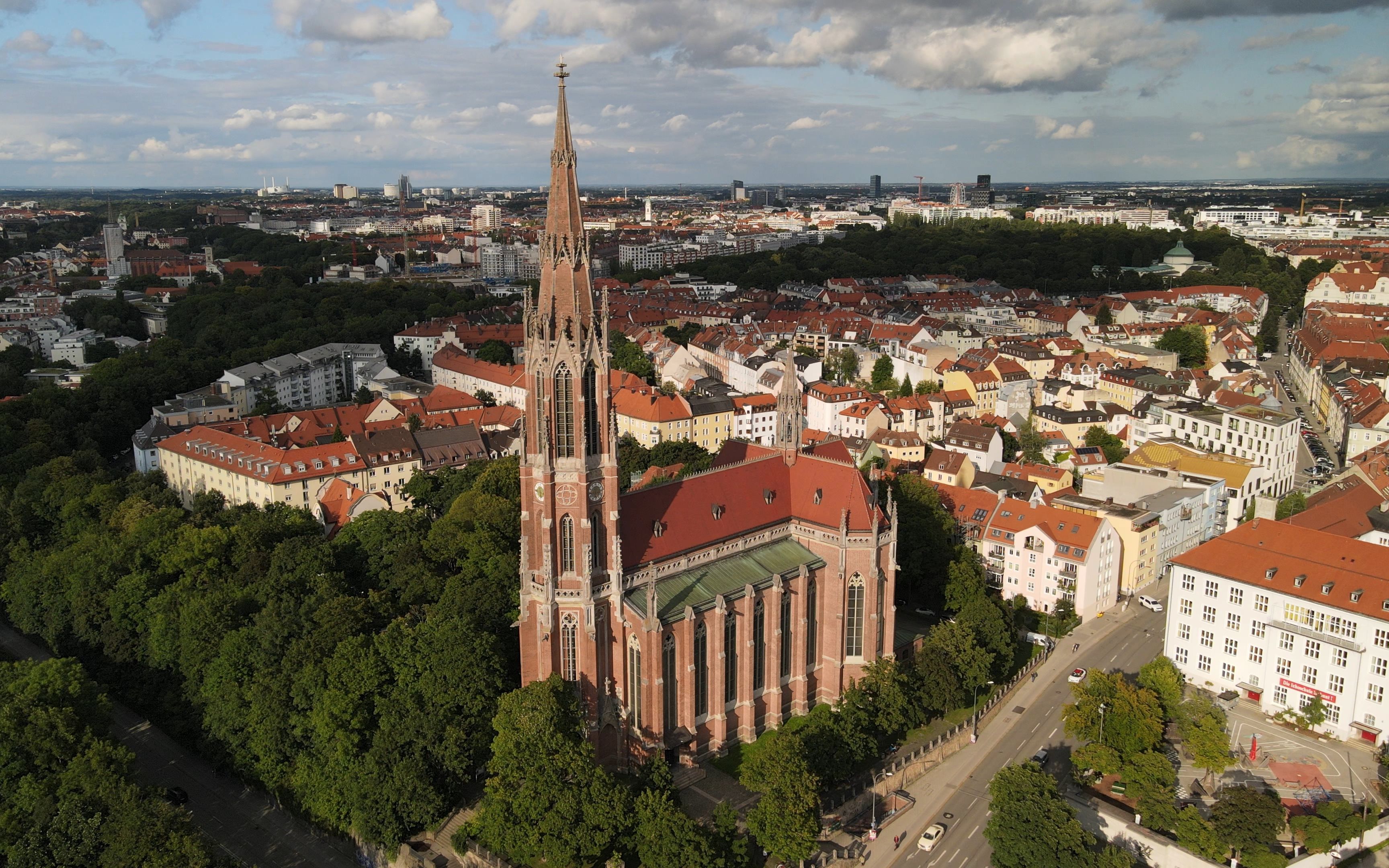 航拍长镜头constant flow练习 -- 慕尼黑圣十字教堂_哔哩哔哩_bili