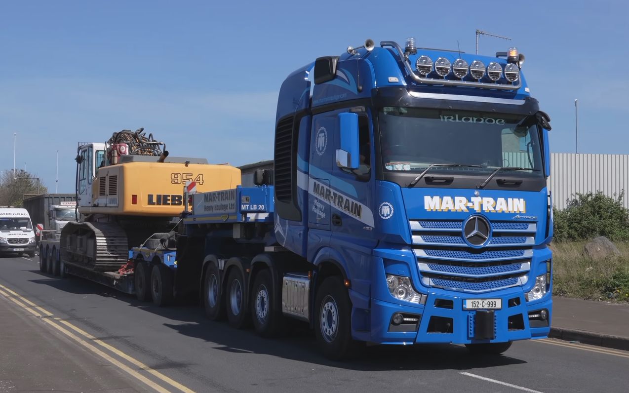 4k 奔驰4163卡车运输利勃海尔r954挖掘机