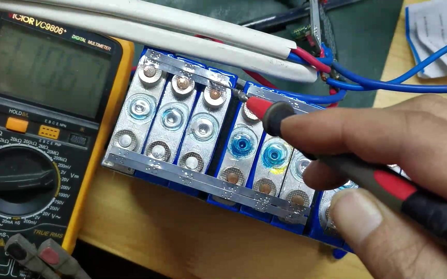 用锂电池点焊机焊接单体锂电池!这标题是不是有点绕嘴