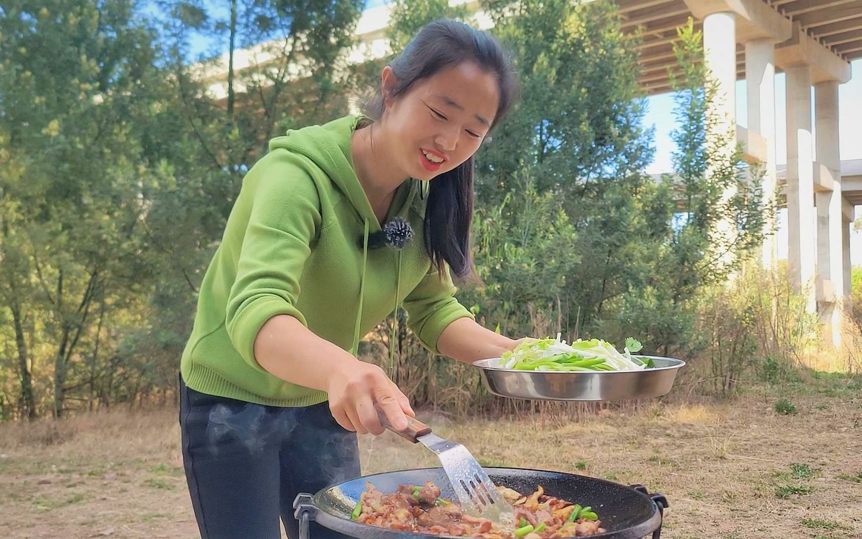 小两口露宿在高架桥下边,媳妇儿做了白芹炒肉片,香脆可口真下饭哔哩哔哩bilibili