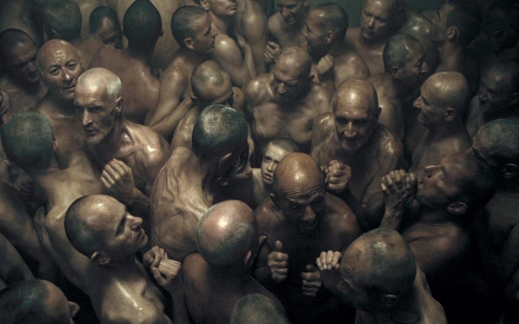 一群人挤在房间,在一看发现不对劲!成千上万犹太人被塞进毒气室