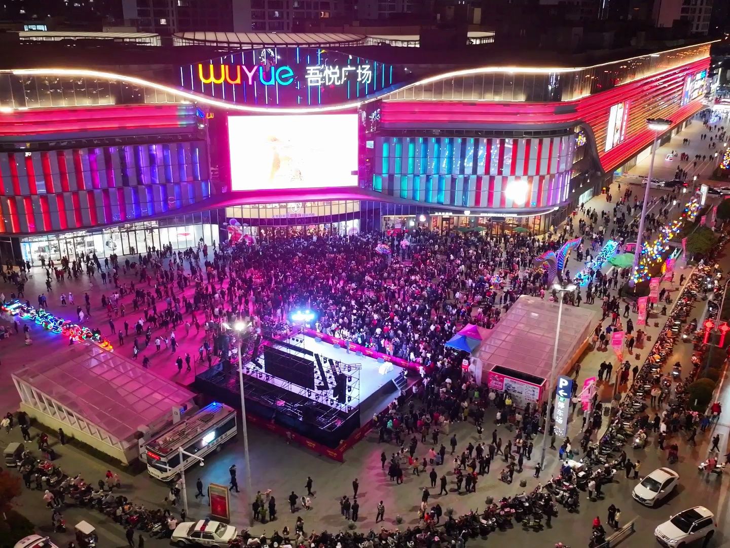 【150台】汉中潮趣吾悦广场4周年庆,人潮汹涌观看汉中无人机表演.