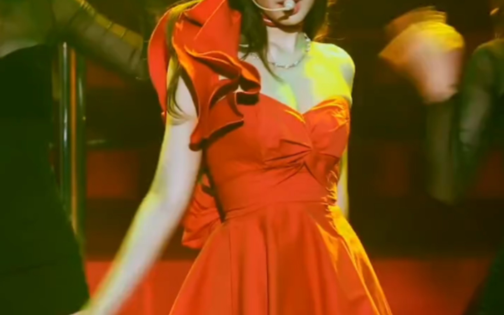 jennie千万直拍绝美《solo》舞台!红裙又美又魅惑!