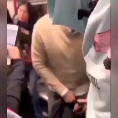 两女子地铁打架