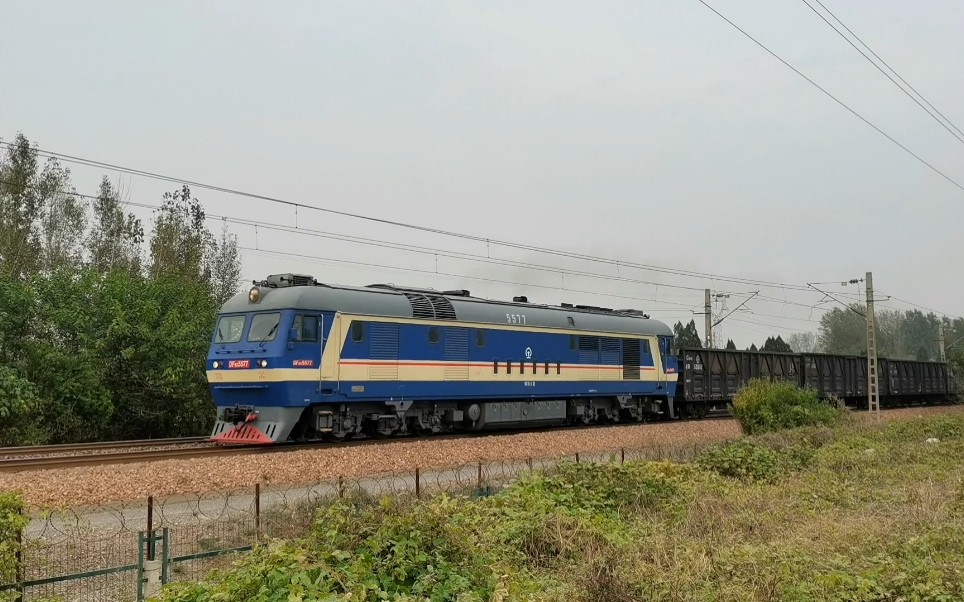 郑局乡段df8b5577牵引货列鸣笛通过待王接近