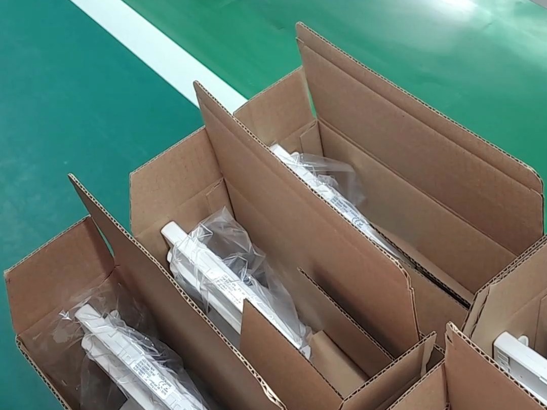 集成款轨道灯正在包装中