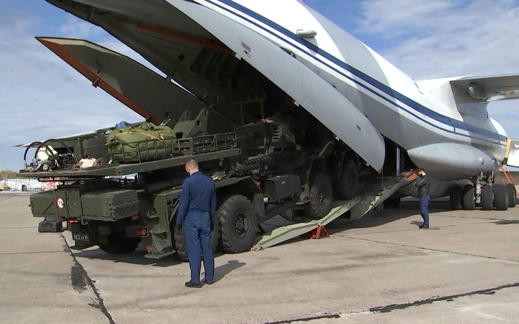 俄罗斯空天军伊尔76大型运输机向摩尔曼斯克空运特种装备