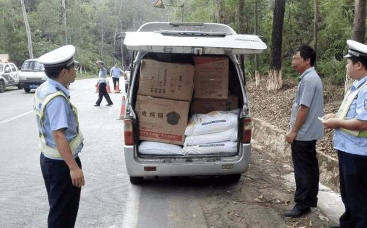 為什麼交警要禁止麵包車司機拉貨?