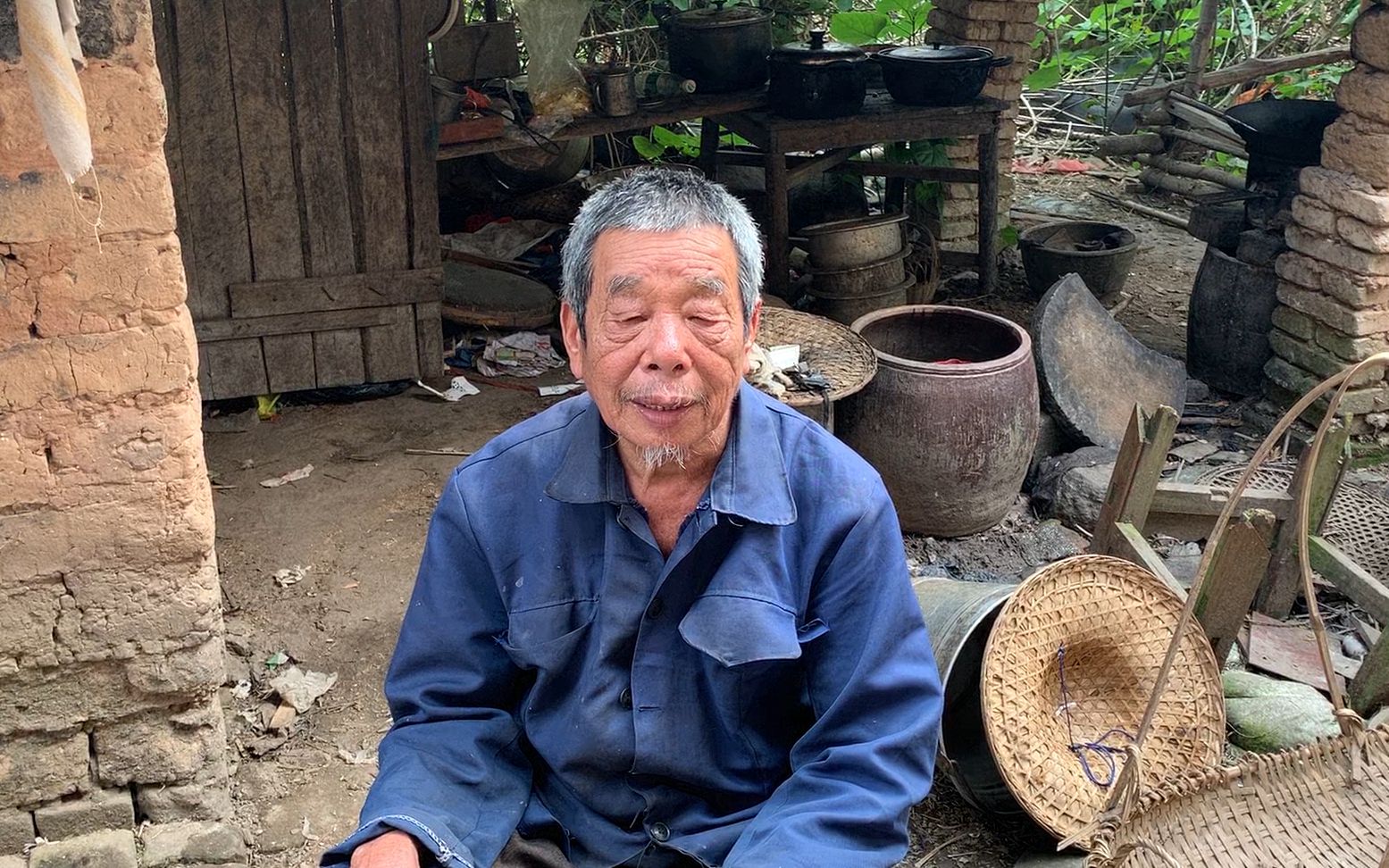 79岁老人无儿无女因家里穷娶不到老婆现在生活过得怎么样