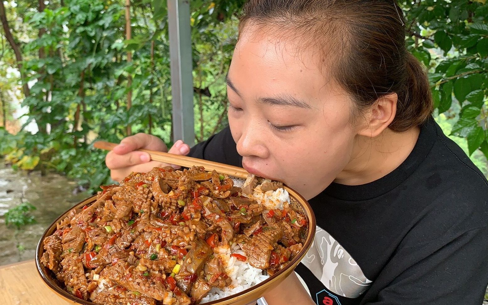 秋妹今天炒泡椒腰花,腰花鲜嫩,不腥不膻,拌着米饭大口吃,过瘾