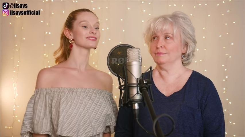 [图]Singing CHINESE with MOM- -The Moon Represents My Heart- 跟我妈妈唱《月亮代表我的心》