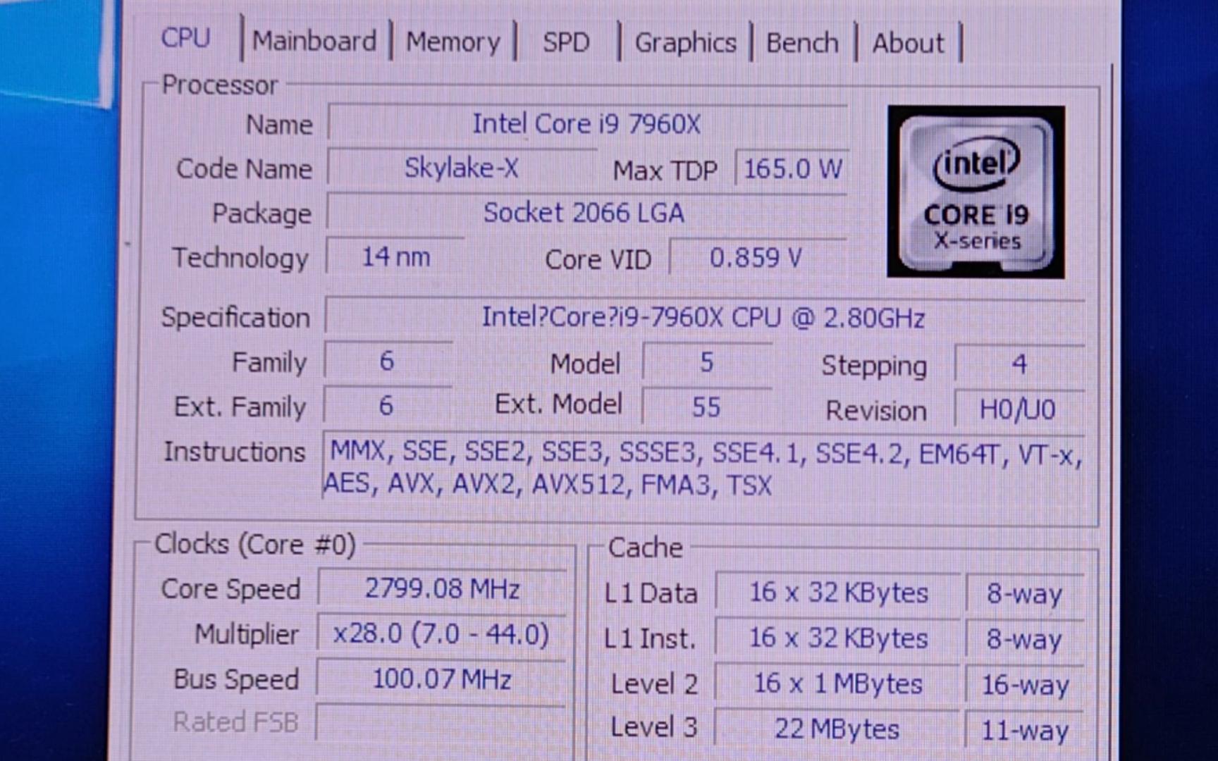 INTEL CORE I9 7960X处理器默频状态下性能参数和CPUZ测试得分.感谢粉丝“tolocat10”提供测试视频!哔哩哔哩bilibili