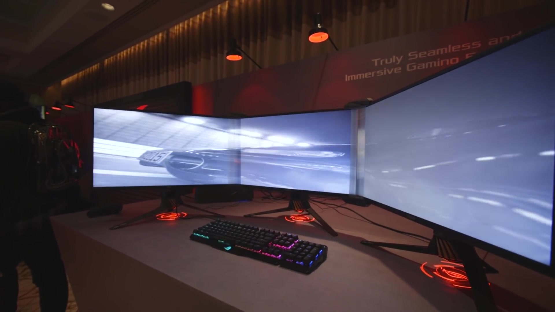 华硕rog新大招真无边框三联屏显示器thevrge体验