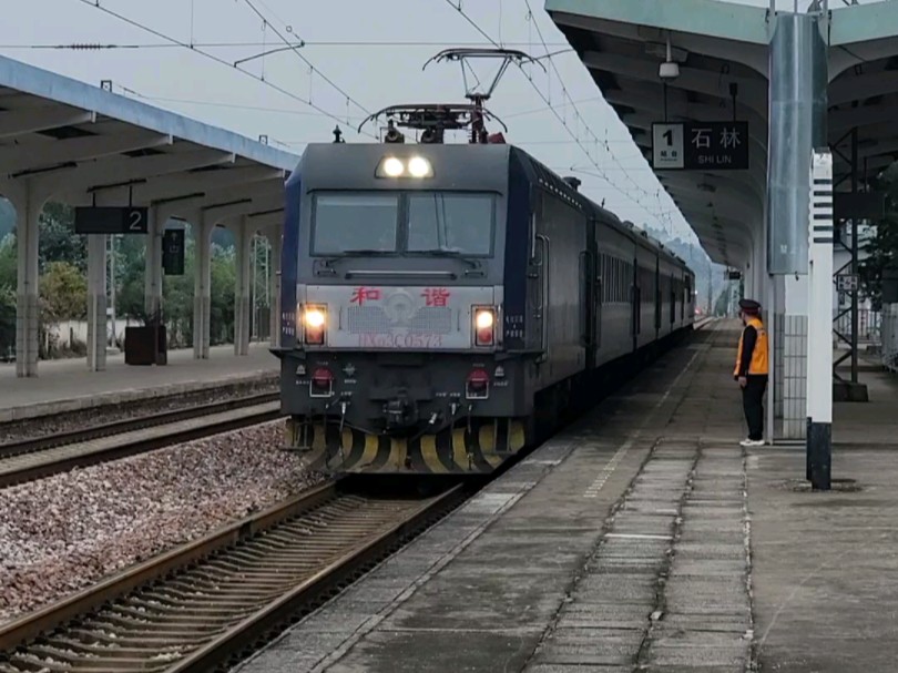 南昆线上的小慢车7451