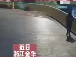 Скачать видео: 男子边骑车边玩手机，教训很惨痛！