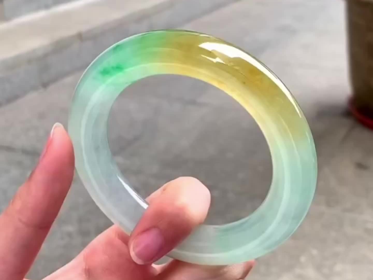 一眼就入心的特色黄加绿翡翠手镯!