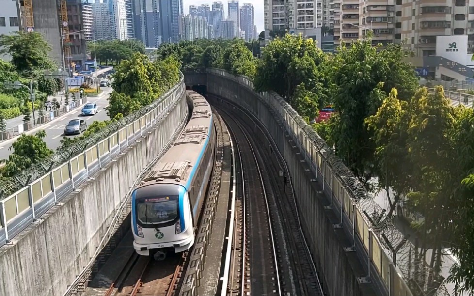 深圳龙岗3号线草埔水贝区间隧道口列车出入地3段视频