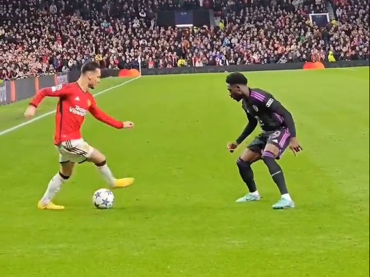 有谁见过穿着曼联球衣的安东尼成功带球过人吗?