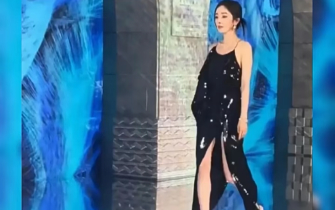 杨幂穿裙子现身,舞台地面反光引热议!