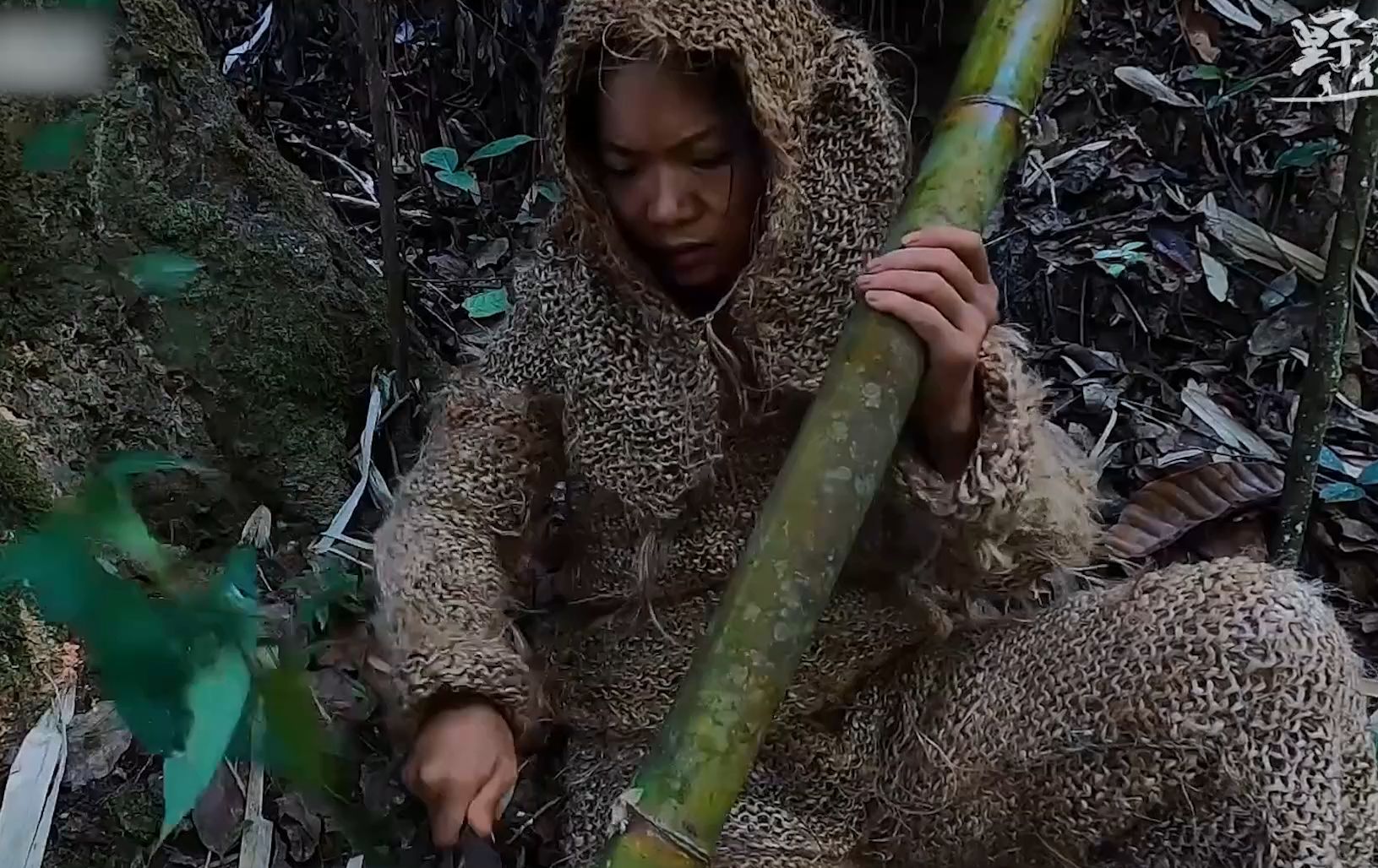 国内女子挑战荒野求生100天,用树皮编织毛衣,制作手工肥皂