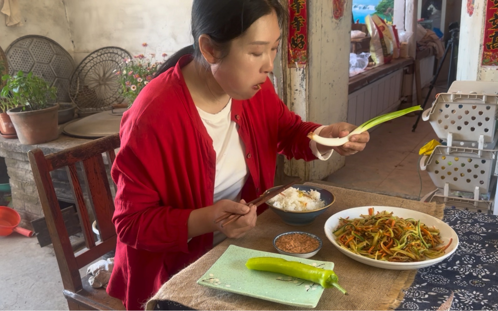 農村柴鍋的粗茶淡飯養人,吃啥都香,炒三絲配蝦醬吃一大盤