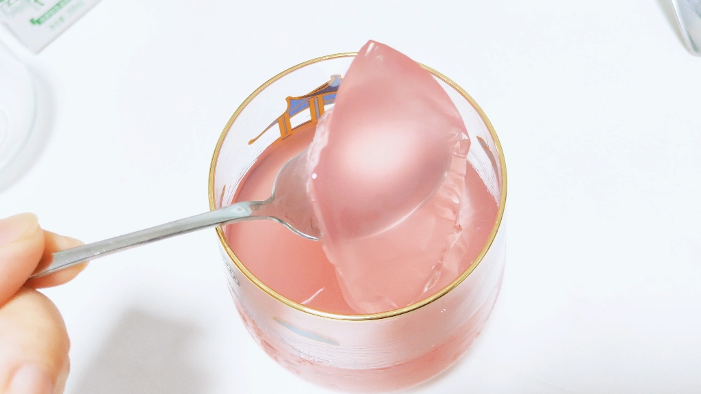 白里透红与众不同桃子牛奶