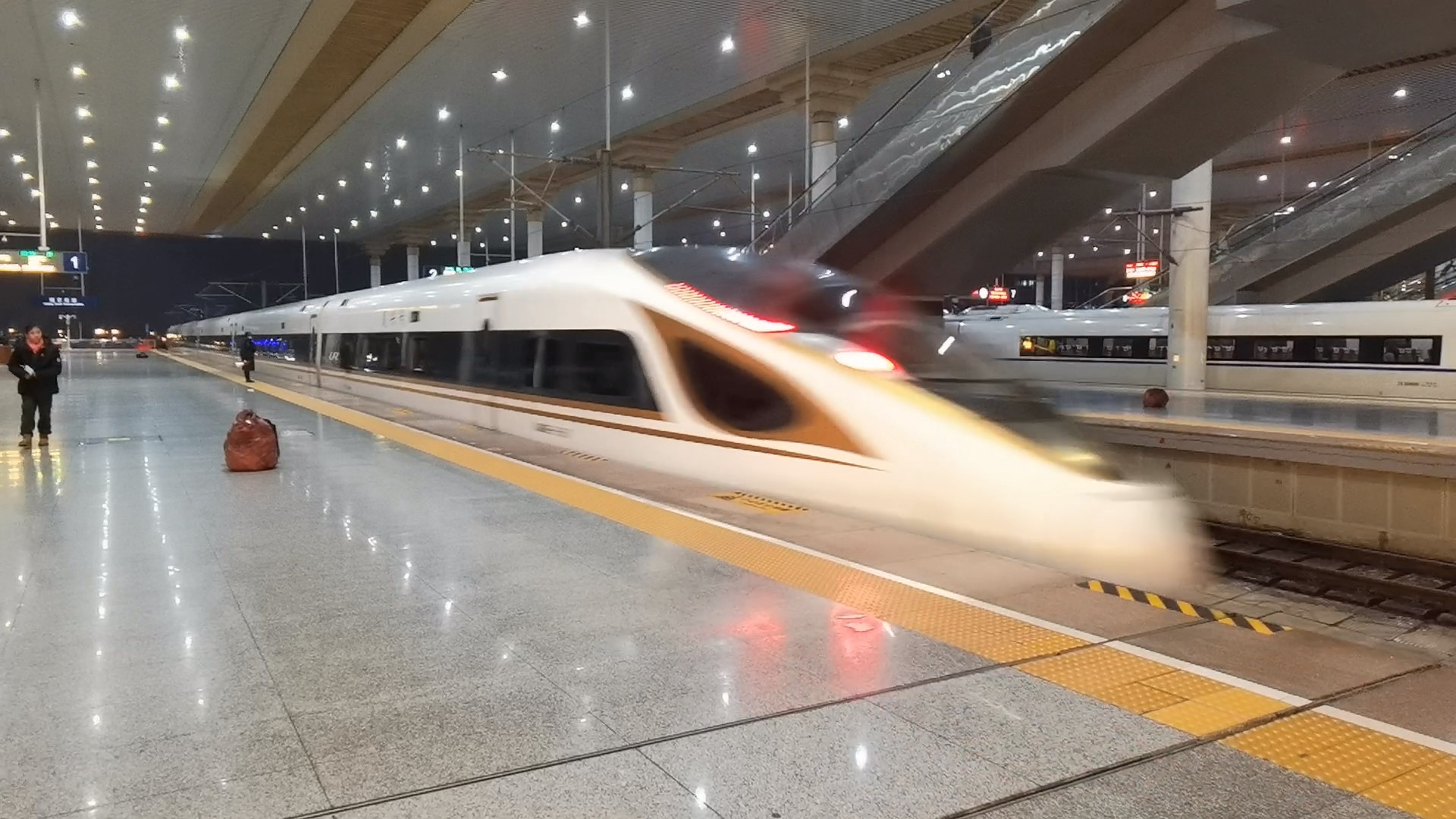 【铁路】恶劣天气 线路故障,晚点178分的京沪标杆g19南京南1站台出站