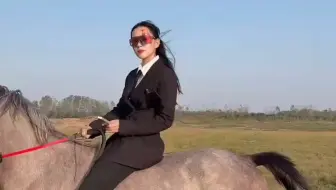 英姿飒爽西装马靴美女骣骑汗血宝马奔驰
