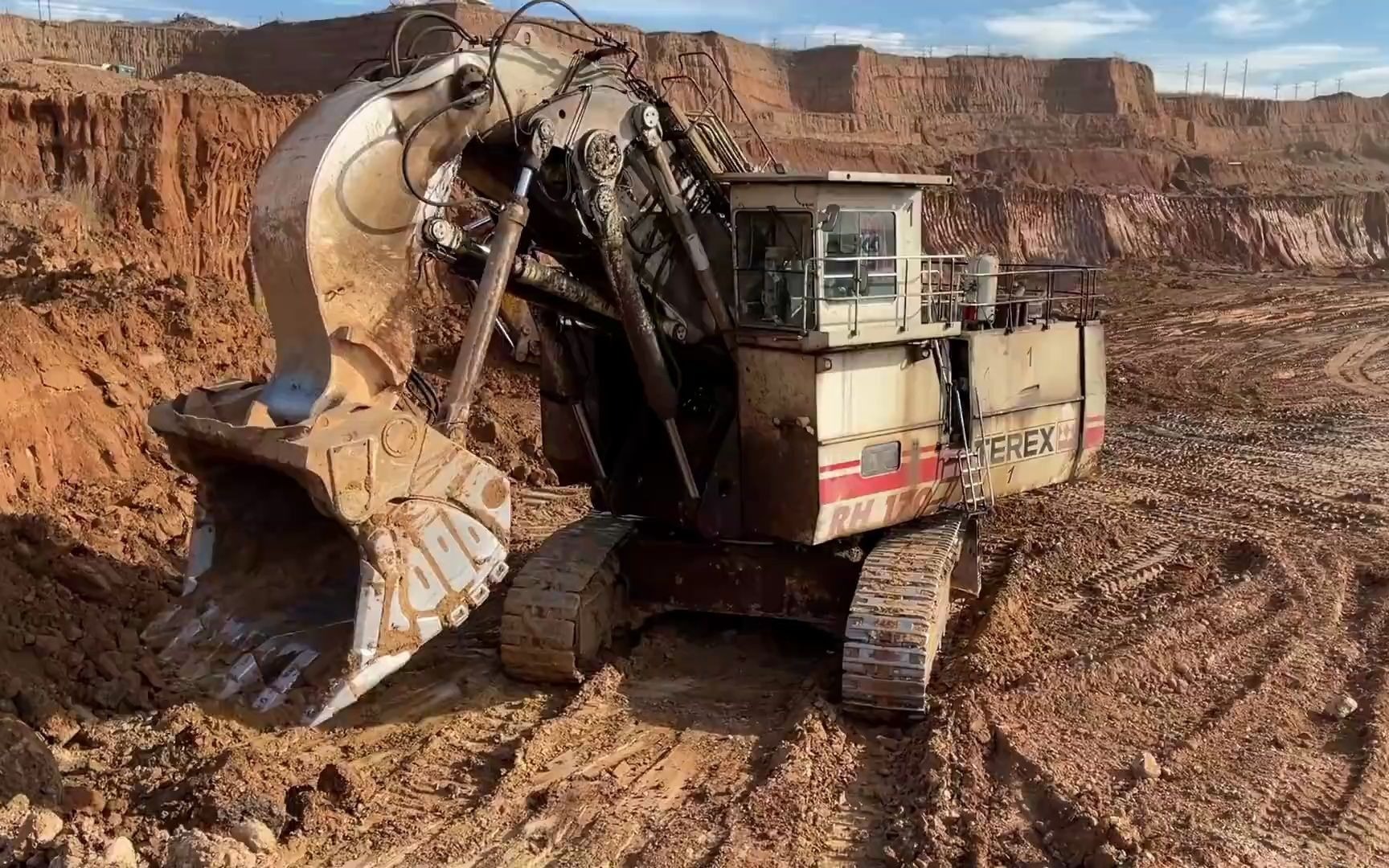 特雷克斯 rh170 正铲挖掘机,卡特彼勒 d9t 推土机 - mmc