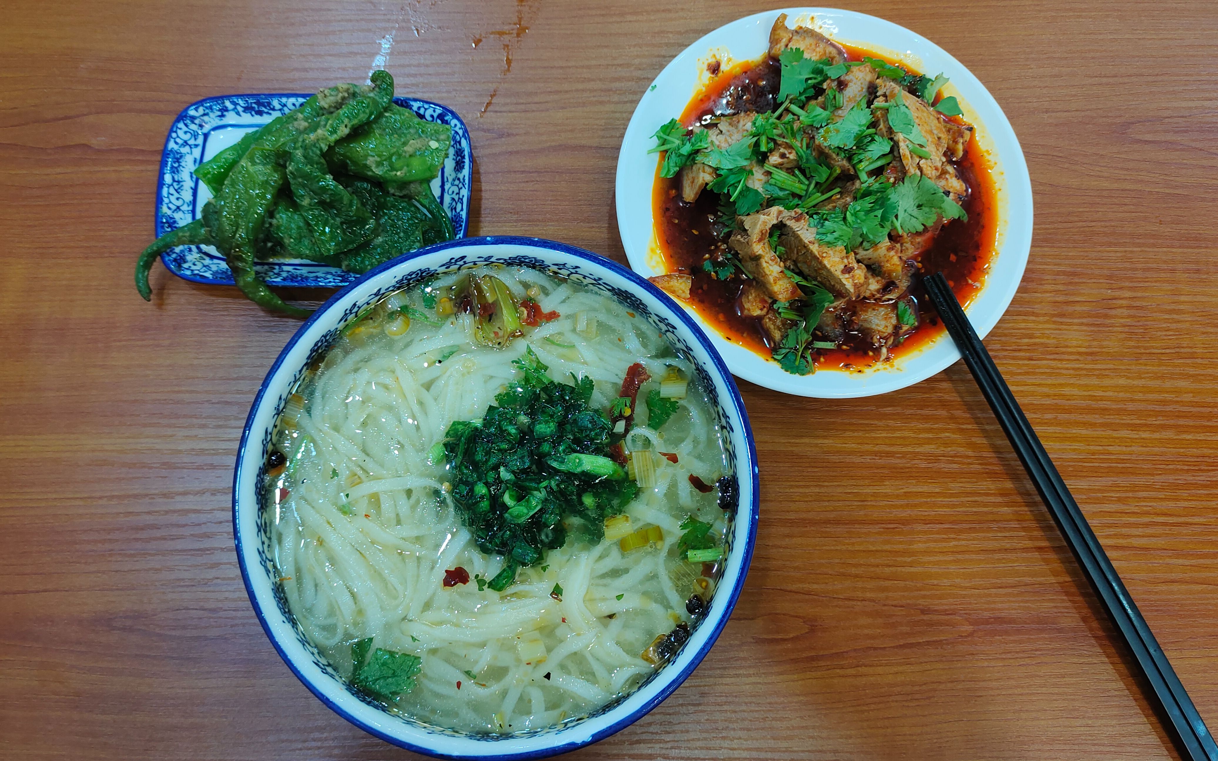 天气太热,下火车吃一碗兰州浆水面,配上一份卤肉,几天不吃馋得慌_哔哩