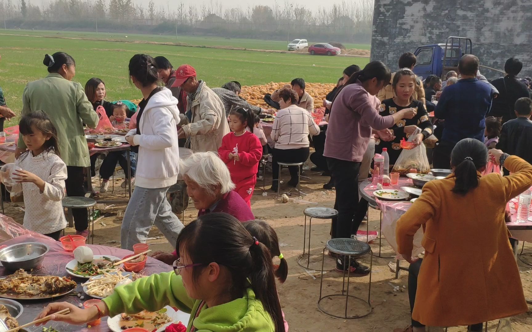 【农村生活】在农村吃大席,这样疯狂的"折菜"场面,估计见过的人不多!