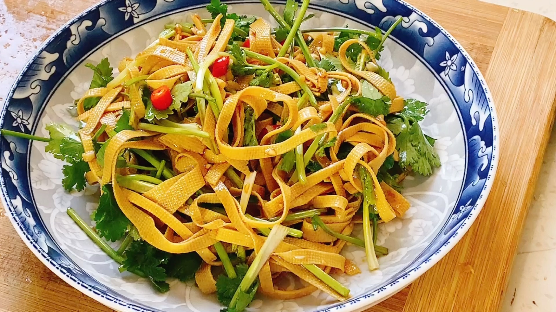 冬天大鱼大肉吃腻歪了,来份酸辣开胃的凉拌千张丝解解馋.