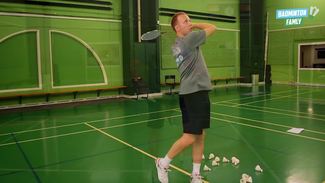 羽球教学完美的正手发高远球单打技术