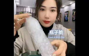 Video herunterladen: 【大美】脆皮海绵冰，酥脆酥脆的纯冰片，太好听了！